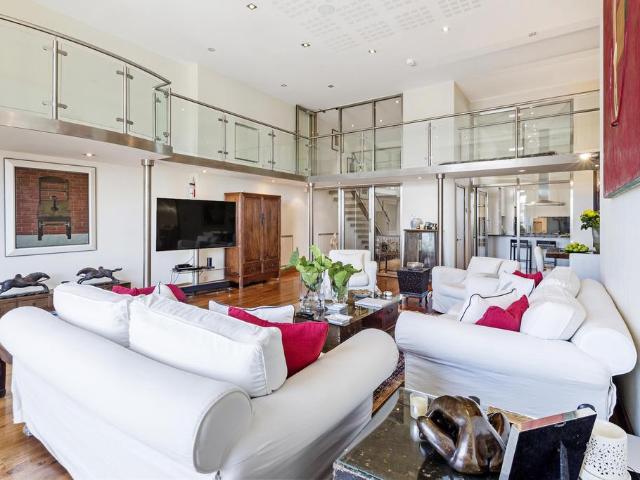 Flat for sale in Fulham, Greater London