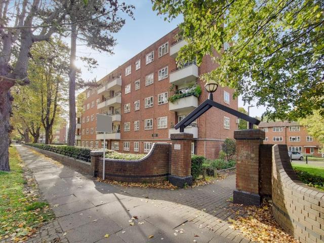 Flat for sale in Furzedown, Greater London