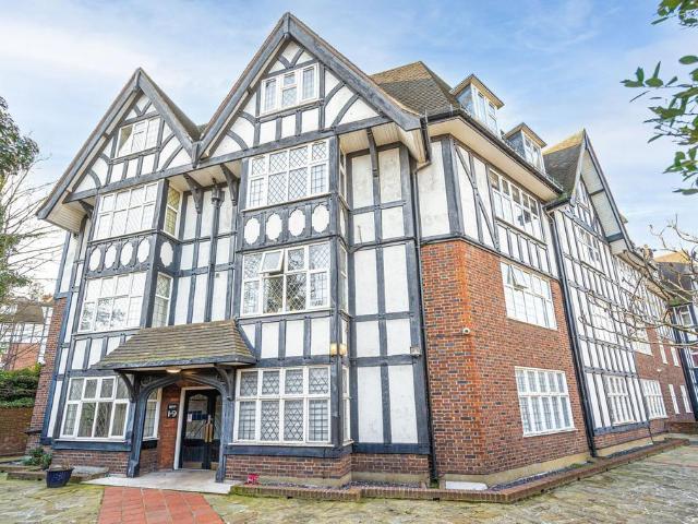 Flat for sale in Golders Green, Greater London