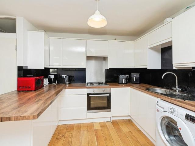 Flat for sale in Clapham, Greater London