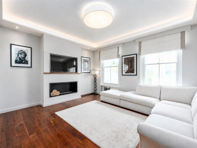 Flat for sale in Lot's Village, Greater London