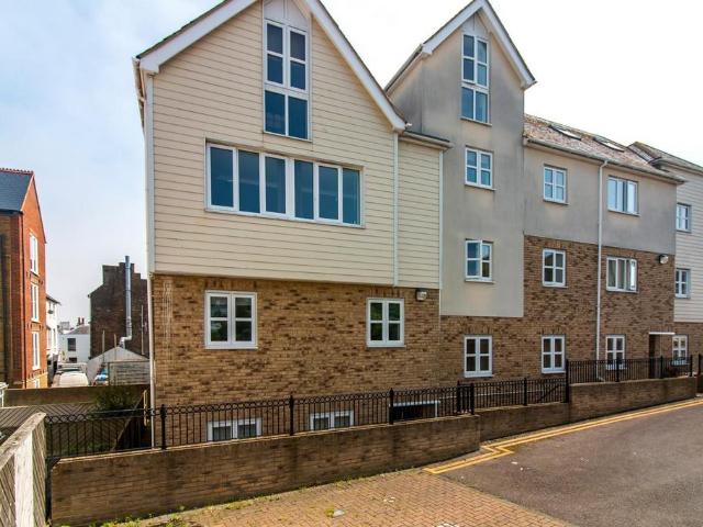Flat for sale in Upton, Acol