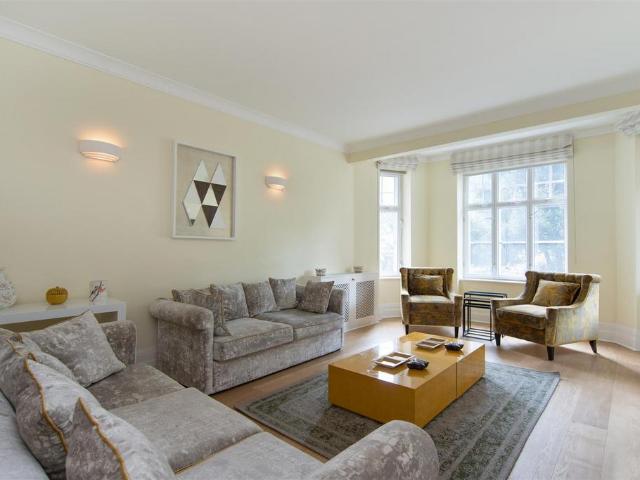 Flat for sale in St. John's Wood, Greater London