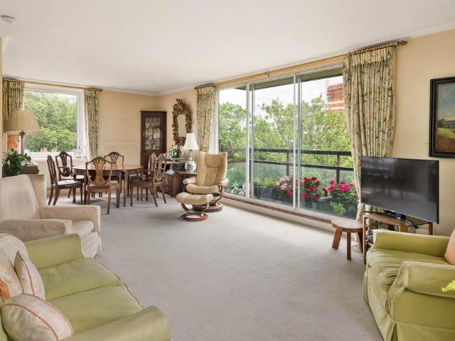 Flat for sale in Kensington, Greater London