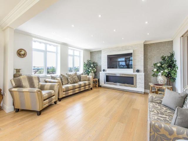 Flat for sale in West Hampstead, Greater London