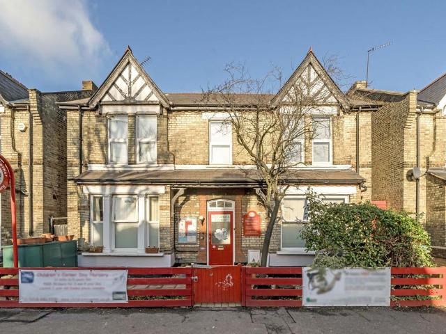 Flat for sale in London Borough of Ealing, Greater London