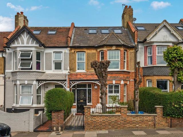 Flat for sale in Furzedown, Greater London