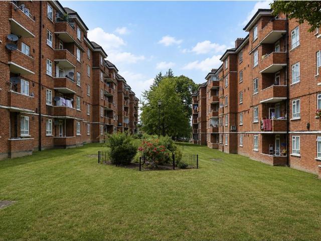 Flat for sale in West Norwood, Greater London