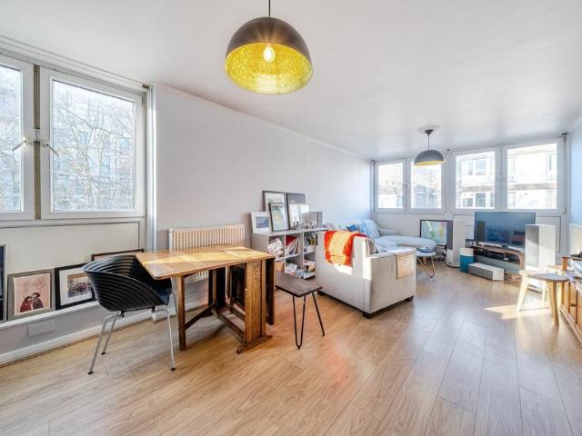 Flat for sale in Battersea, Greater London