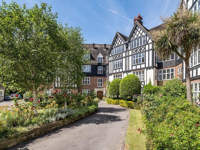 Flat for sale in Roehampton, Greater London