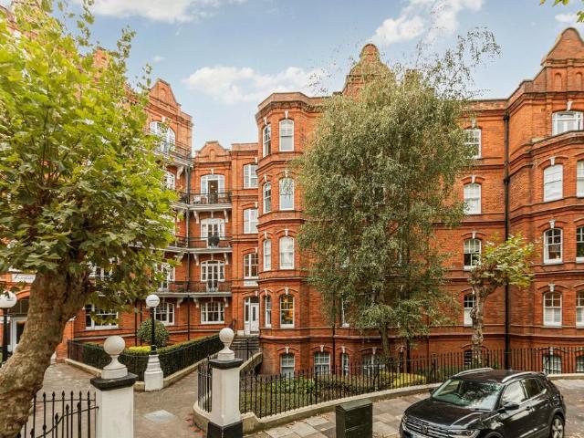 Flat for sale in London Borough of Hammersmith and Fulham, Greater London
