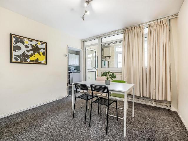 Flat for sale in Queen's Park, Greater London