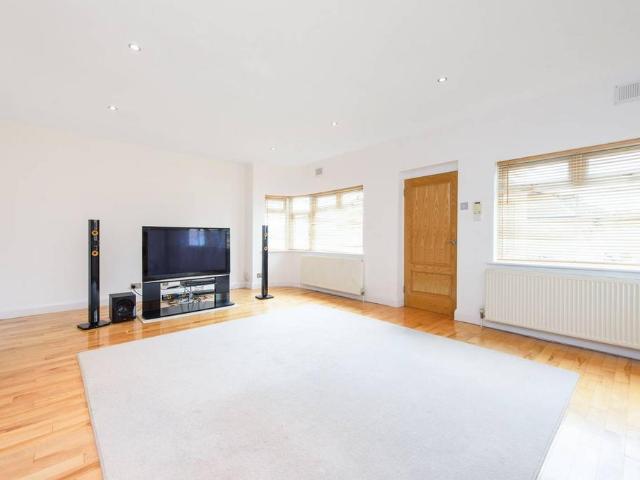 Flat for sale in Kingsbury, Greater London
