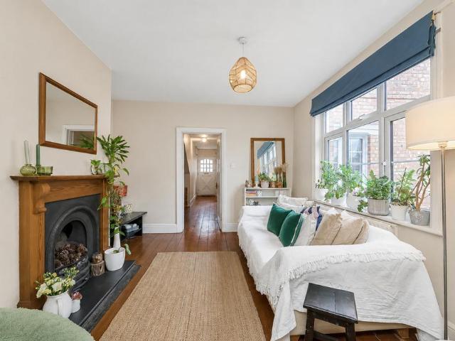Flat for sale in Earlsfield, Greater London