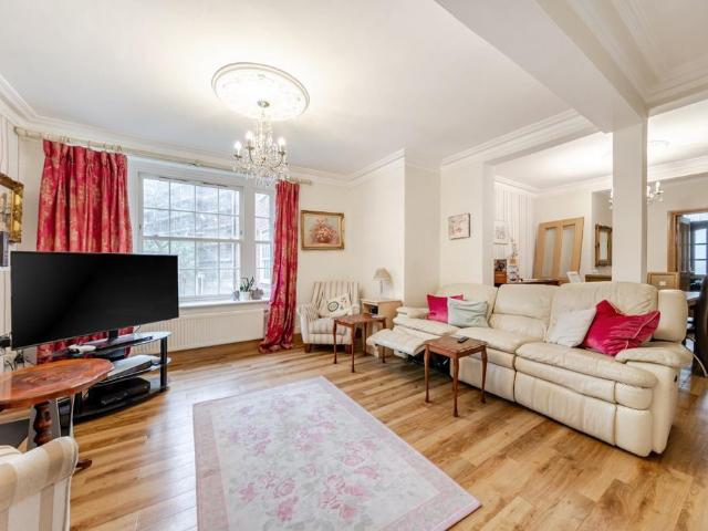 Flat for sale in St. John's Wood, Greater London