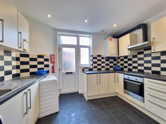 Flat for sale in Thames View, Cat Hill