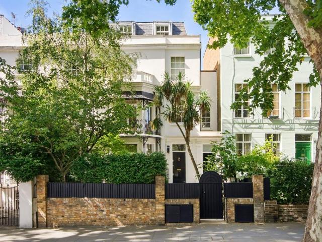 Flat for sale in Royal Borough of Kensington and Chelsea, Greater London