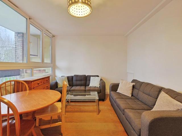 Flat for sale in Falcon Estate, Greater London