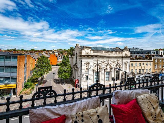 Flat for sale in Highbury, Greater London