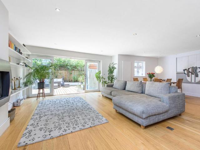 Flat for sale in Belsize Park, Greater London