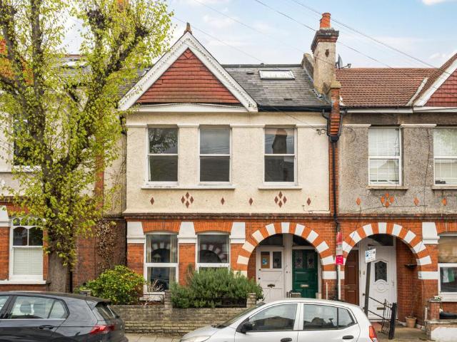 Flat for sale in Furzedown, Greater London