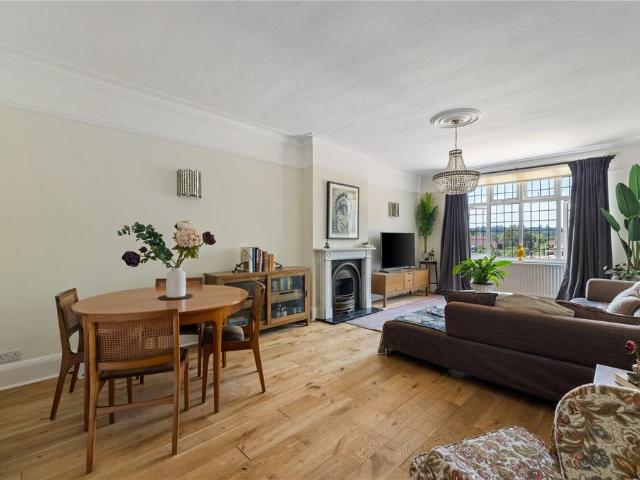 Flat for sale in Fole, Surrey