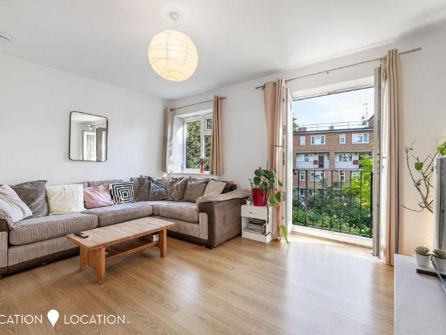 Flat for sale in Stoke Newington, Greater London