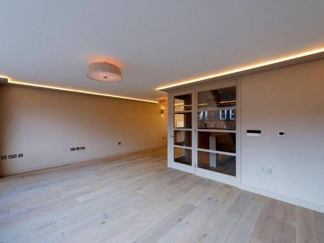 Flat for sale in Marylebone, Greater London