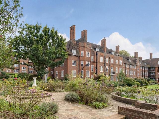 Flat for sale in Temple Fortune, Greater London