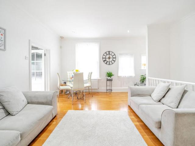 Flat for sale in Clapham, Greater London