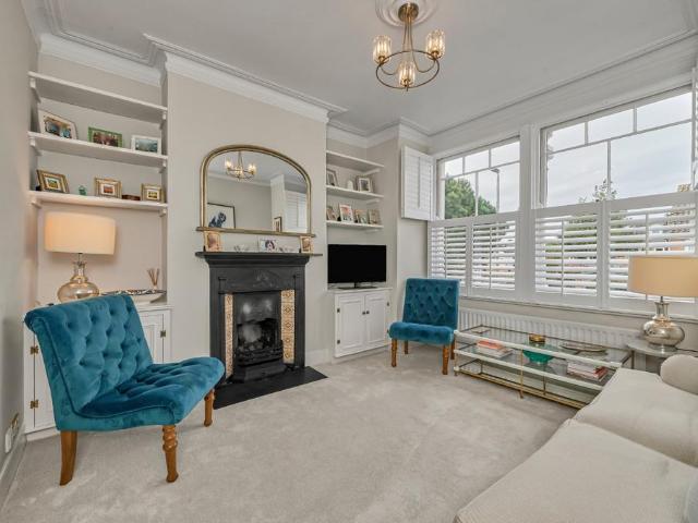 Flat for sale in Earlsfield, Greater London