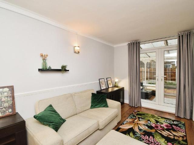 Flat for sale in Isle Of Dogs, Isle Of Man