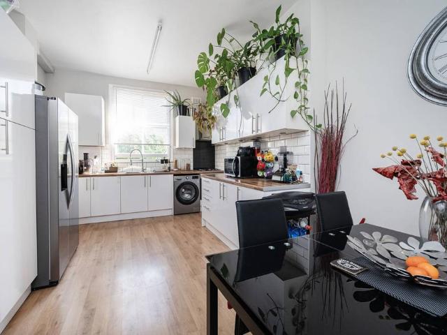 Flat for sale in Shacklewell, Greater London