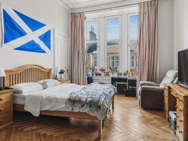 Flat for sale in Dowanhill, Scotland