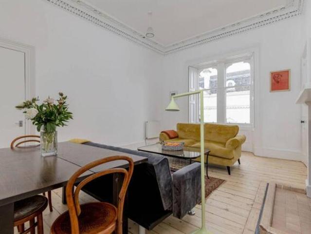 Flat for sale in Lauriston, Scotland