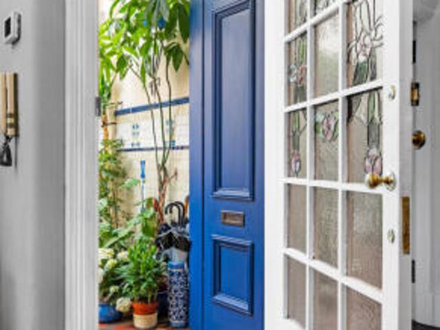 Flat for sale in Pollokshields, Scotland