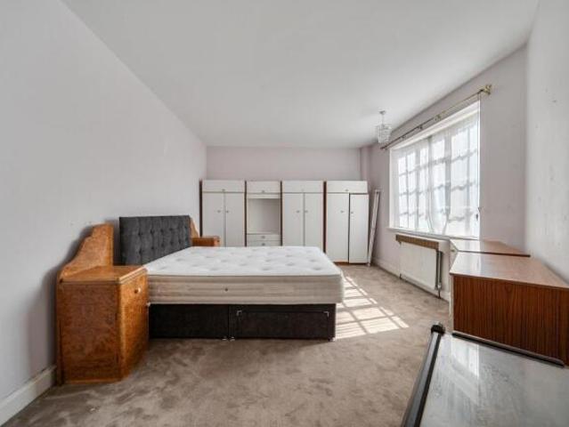 Flat for sale in Maida Vale, Greater London
