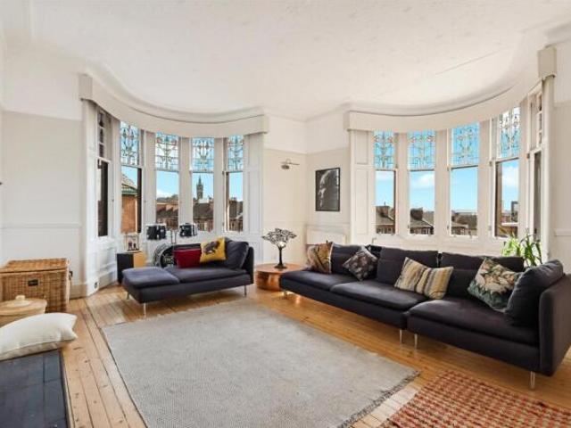 Flat for sale in Dowanhill, Scotland