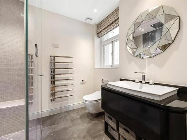 Flat for sale in Kensington, Calderstones