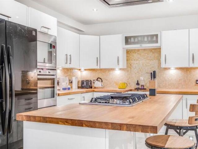 Flat for sale in Putney, Greater London