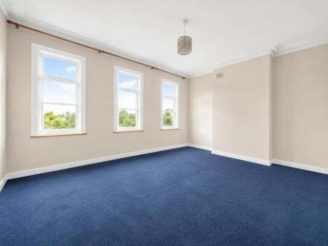 Flat for sale in Clapham, Greater London