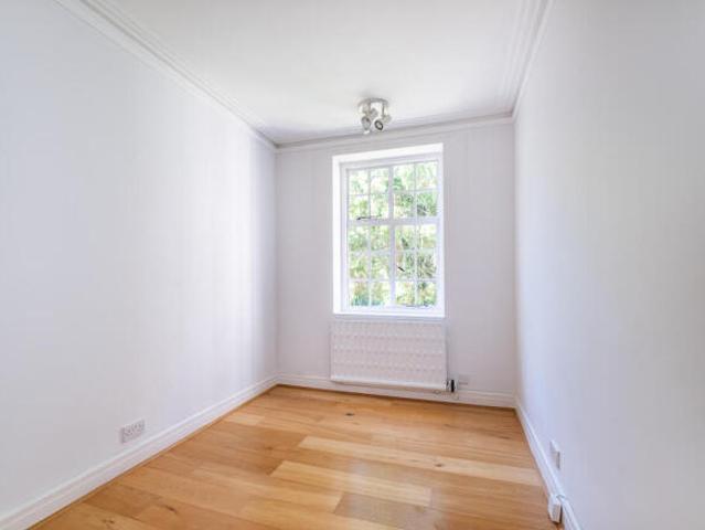 Flat for sale in Cat Hill, England