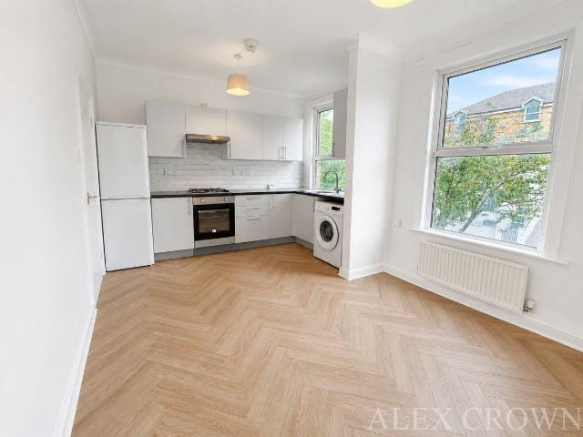 Apartment for rent in London Borough of Ealing, Park Royal