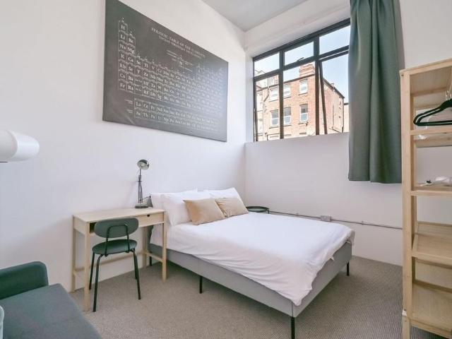 Apartment for rent in Fallow Corner, Greater London