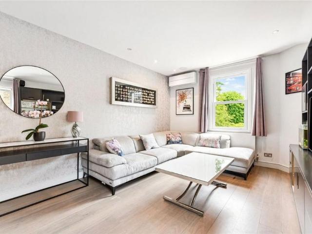 Apartment for rent in Furzedown, Greater London
