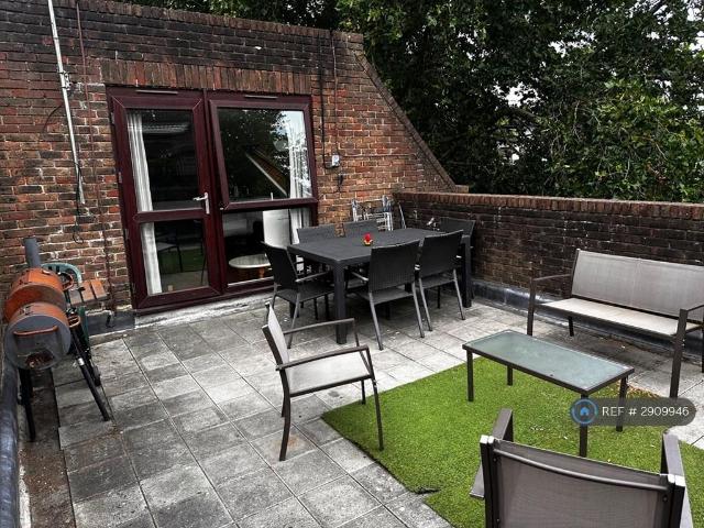 Flat for rent in Chalk Farm, Greater London