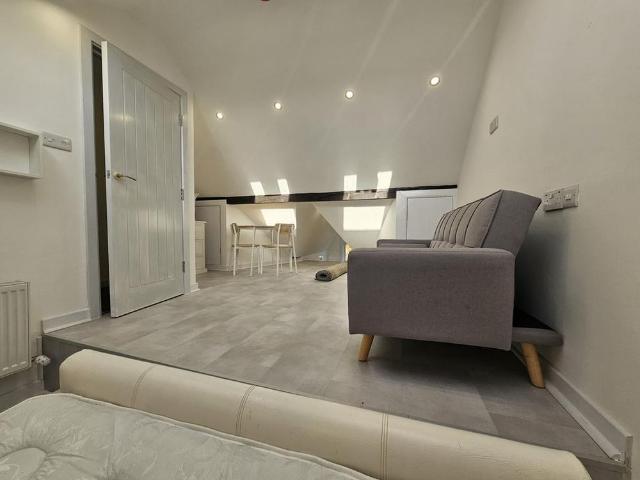 Apartment for rent in Weetwood, West Yorkshire