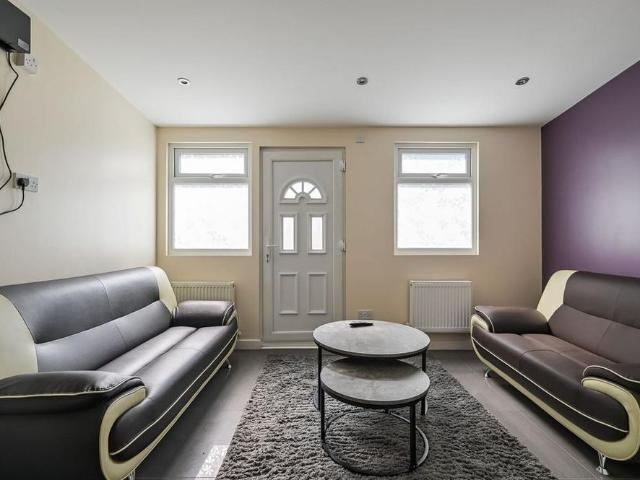 Apartment for rent in Poplar Grove, Greater London
