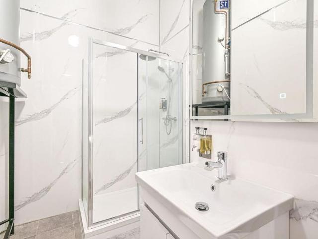 Apartment for rent in Fallow Corner, Greater London