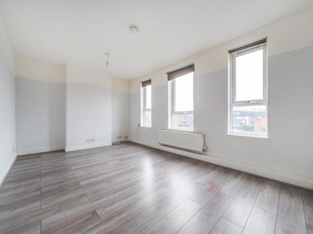 Flat for rent in Tolworth, Greater London